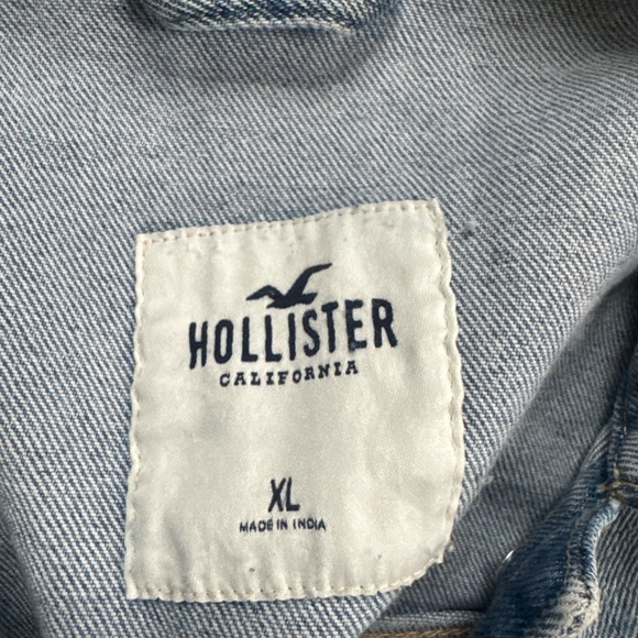 Hollister Women’s Xl but fits Large Light Wash Distressed Denim Jacket EUC - Picture 3 of 11